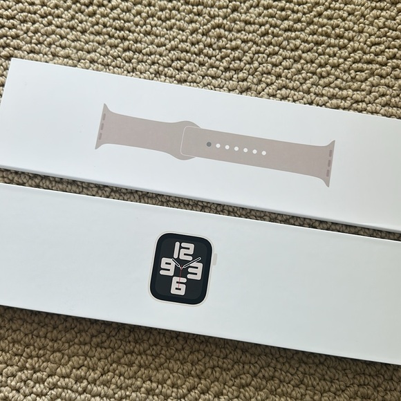 Apple Watch SE with Starlight Aluminum and Sport Band